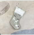 Dettaglio calza di Natale in lino beige con bordo in ecopelliccia e motivi di renne - Piccolo / Bianco