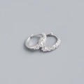 Orecchini huggie in argento S925 con zirconi trasparenti e finitura color argento - Argento 925 / Oro Bianco (Zircone Bianco)