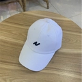 Casquette blanche avec lettre N noire brodée sur un fond en bois rustique - Blanc (Lettre N)