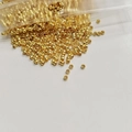 Gouden 14K goudgevulde 2mm knijpkralen voor DIY sieraden in een plastic opbergdoosje - 2mm / 18k Goud Kleurbehoud