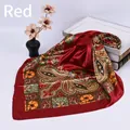 Detailansicht von rotem Seidenschal mit Paisley-Muster und Satin-Glanz auf Box - Rot