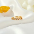 Anello aperto a forma di cuore in oro con cristalli lucidi su raso bianco liscio - Oro - Avvolgimento Cuore Svuotato