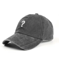 Detail einer dunkelgrauen Baseballkappe aus gewaschenem Denim mit weißem Fragezeichen - Fragezeichen-Stickerei-Stil / Schwarz