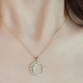 Elegante collana in oro 18 carati con ciondolo stella e luna e pavé di zirconi - Oro