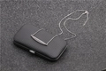 Vue macro d'un collier pendentif barre en zircons micro-pavé sur un coffret cadeau - Or Blanc Zircon
