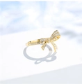 Luxuriöser goldener Schleifenring mit Diamanten, der einen herzförmigen Schatten wirft - US 10 / Gold