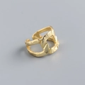 Makroaufnahme von S925 Sterlingsilber Kettenring mit einer unikaten Knitter-Struktur - 925er Silber / Gold