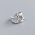Nahaufnahme des Silberrings mit unregelmäßiger Folientextur und Ketten-Design - 925er Silber / Weißgold