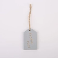 Etichetta natalizia in legno grigio a forma di casa con stampa Frohes Fest oro e cordino - Buona Festa / 4x6.5x0.4cm