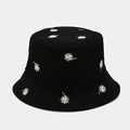Dettaglio del ricamo a margherita bianca sul tessuto del cappello a secchiello nero - Reversibile Nero / M(56-58cm)