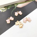 Colgantes de lazo de esmalte rosa con baño de oro para creación de joyas y manualidades - 1 pieza / Rosa