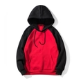Detalle de sudadera roja y negra con capucha ajustable, mangas raglán y bolsillo de canguro - S / Rojo Patchwork