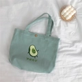 Nahaufnahme der hellgrünen Canvas-Tasche mit Avocado-Print und Metalldruckknopfverschluss - Haze Blue Avocado
