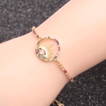 Goldenes Evil Eye Armband für Damen und Herren mit bunten Zirkonsteinen am Modell getragen - Bunte Zirkonia-Kette Böser Blick