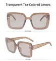 Detailweergave van de theekleurige transparante vierkante zonnebril met metalen accenten - Transparant Thee / Thee Lens
