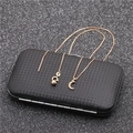 Detailaufnahme der Goldmond-Halskette mit Zirkonia-Inlay auf einer schwarzen Box - Mond Stil 4