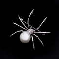 Spilla a forma di ragno con perla bianca e strass su zampe in metallo argentato - Stile Ragno Indurito / Argento Con Perla Bianca