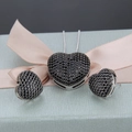 Detailansicht Schmuckset mit Herzanhänger und schwarzen Steinen in blauer Geschenkbox - Pavé Herz Halskette Ohrring Set / Platiniert Schwarz