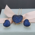 Detail von blauem Herz-Halsketten- und Ohrring-Set in Geschenkbox mit rosa Band - Pavé Herz Halskette Ohrring Set / Vergoldet Blau