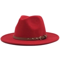 Detail van rode wollen fedora hoed met bruine leren band en gouden klinknagels - M (56-58cm) / Rood