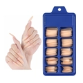 Unghie finte lunghe a bara nude in scatola blu con effetto manicure naturale su mano - 29 Color Carne
