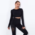 Détails de la maille et design sans couture sur le haut court à manches longues noir - XS / Haut Et Bas / Noir