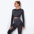 Detail der hohlen Mesh-Einsätze und nahtlosen Nähte auf Sport-Yoga-Kleidung - XS / Dunkelgrau