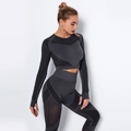 Gedetailleerde textuur van donkergrijze naadloze yoga crop top en legging - XS / donkergrijs
