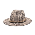 Dettaglio del cappello fedora con motivo a serpente e catena a maglie dorate spesse - M (56-58cm) / Beige
