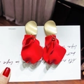 Elegante goldene Ohrhänger mit geschichteten, tiefroten matten Rosenblütenquasten - Kurz Rot