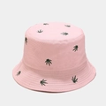 Dettaglio del ricamo a foglia verde su un cappello a secchiello rosa in tela - M(56-58cm) / Rosa