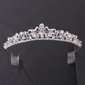 Detailansicht eines silbernen Braut-Tiaras mit funkelnden Strasssteinen und Haarkämmen - Silber