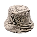 Detailaufnahme von Anglerhut mit Zeitungsdruck und schwarzen Buchstaben auf Beige - Khaki