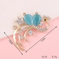 Dettaglio della spilla a pavone con pietre occhio di gatto blu e misure 52mm x 36mm - D179 Pavone (Blu)