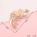 Dettaglio spilla pavone con cristalli chiari e pietre occhio di gatto, 52mm x 36mm - D180 Pavone (Bianco)