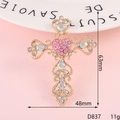 Ciondolo a croce dorata con gemma a cuore rosa e strass cangianti, modello D837 - D837 Croce Multicolore