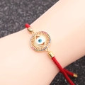 Dettaglio del bracciale a corda rossa con ciondolo occhio del diavolo e zirconi colorati - Malocchio 1 (B0074)