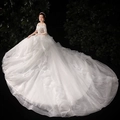 Weißes schulterfreies Hochzeitskleid mit Spitzenoberteil und kaskadierender langer Schleppe - XS / Weiß