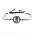 Macro-opname van gotische schedelarmband met ingelegde zirkoon en verstelbaar weefkoord - Zilver