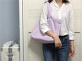 Vue détaillée d'un sac cabas en toile lavande minimaliste porté par un mannequin chic - Violet Crème