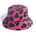 Dettaglio del cappello alla pescatora rosa leopardato in finta pelliccia morbida e calda - Rosa Rosso