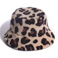 Dettaglio del cappello alla pescatora leopardato in morbida ecopelliccia sintetica - Beige