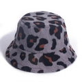 Dettaglio macro del tessuto in pelliccia sintetica leopardata su un cappello grigio - Grigio