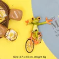 Spilla creativa a forma di rana in bicicletta in lega smaltata verde 4,7x3,6cm - Rana in Bicicletta