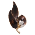 Elegante spilla a foglia in smalto marrone scuro con stelo dorato e tre perle bianche - Foglia Marrone