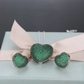 Detailaufnahme von grünem Herz-Schmuckset mit Kette und Ohrringen in einer Geschenkbox - Pavé Herz Halskette Ohrring Set / Platiniert Grün