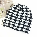 Detail der Strickmütze mit schwarz-weißem Hahnentrittmuster auf weichem Stoffgewebe - M / Houndstooth