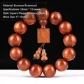 Makro-Detail von 18mm Myanmar-Palisander-Perlen mit Maserung und Holzanhänger - Premium Quadratische Platte Zubehör Stil / 18mm*13 Perlen