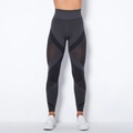 Dettaglio dei leggings yoga grigi a vita alta senza cuciture con inserti in mesh - XS / grigio scuro