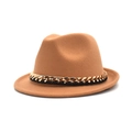 Gros plan du chapeau fedora en feutre avec une chaîne décorative en métal doré - M (56-58cm) / Camel